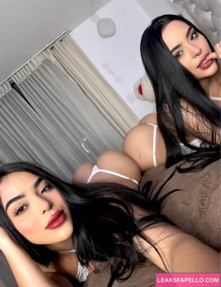 Gemelas Abello showing off their ass cheeks