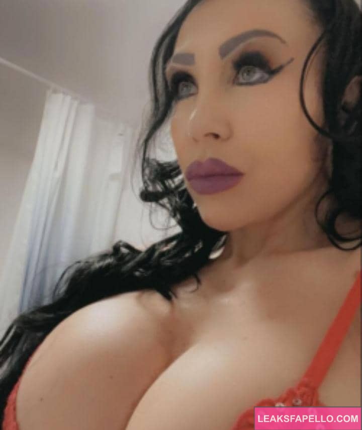 Nicole DuPapillon showing off her cleavages