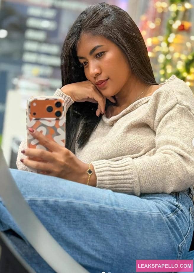 Maylee Fun taking a mirror selfie